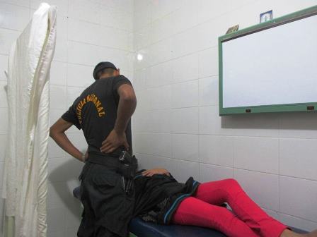 joven cae de escaleras