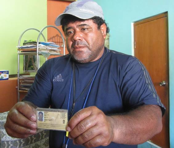 maradona angel muestra dni