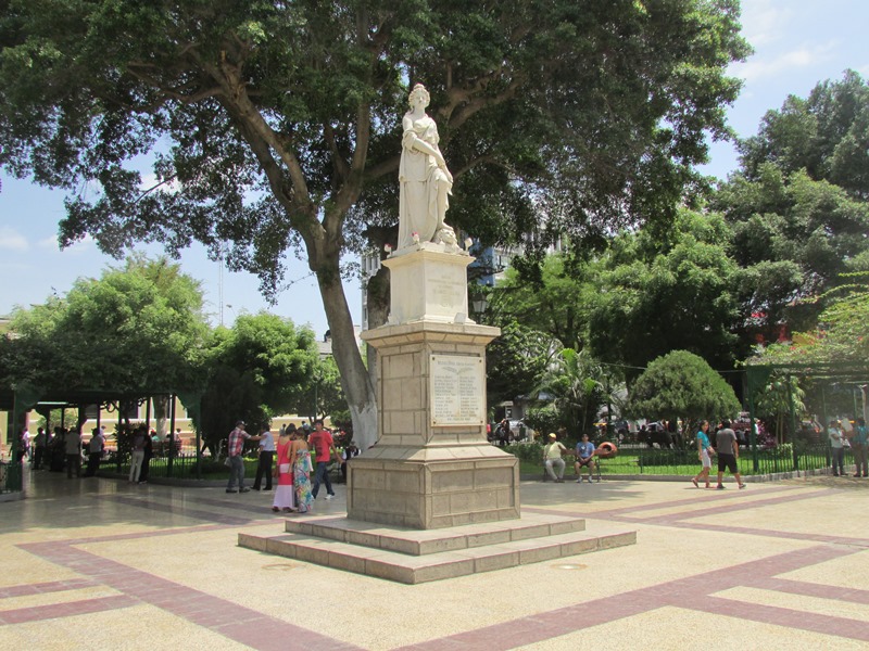 plaza-de-armas-piura