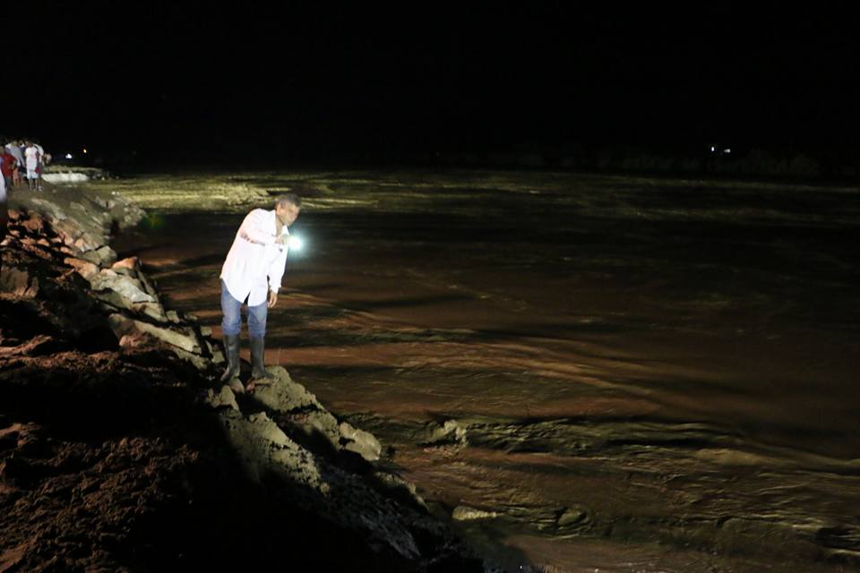 Rio Piura Gobernador Inspeccionando