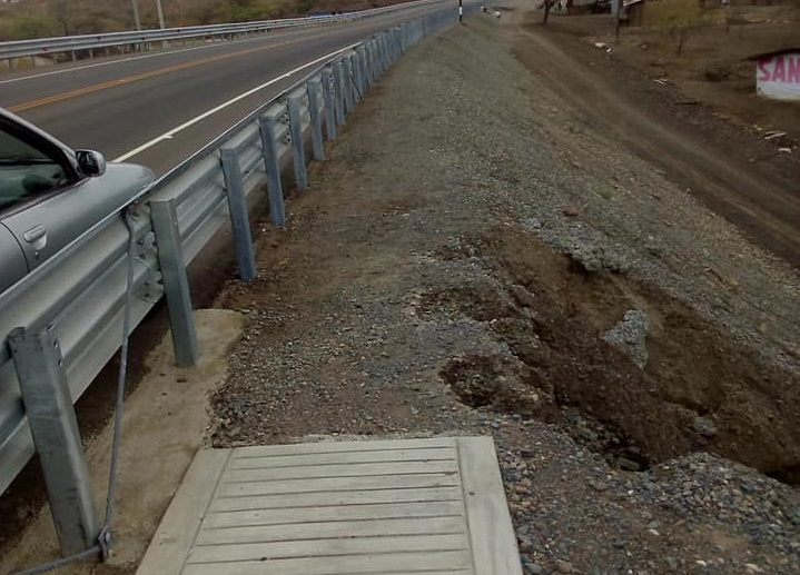 Laterales de puente venados se desmorona | Fotografía César de la Cruz