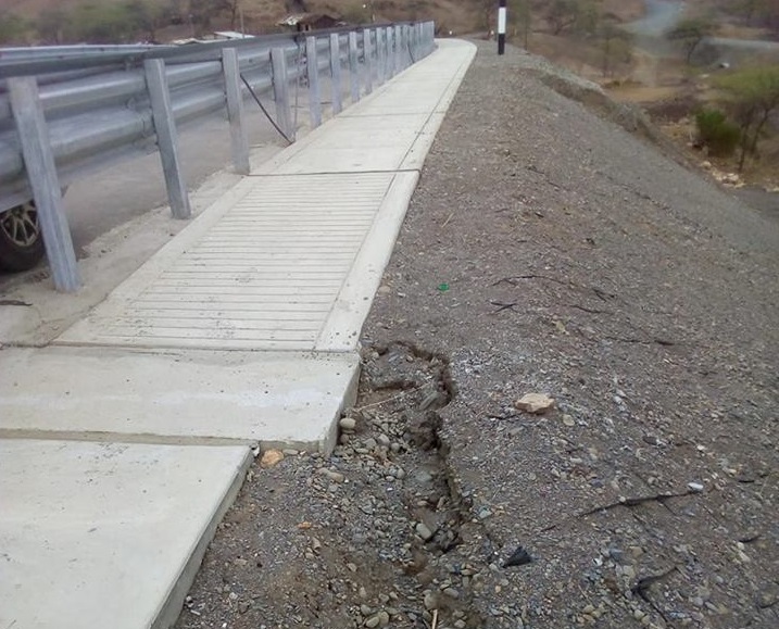 Laterales de puente venados se desmorona | Fotografía César de la Cruz