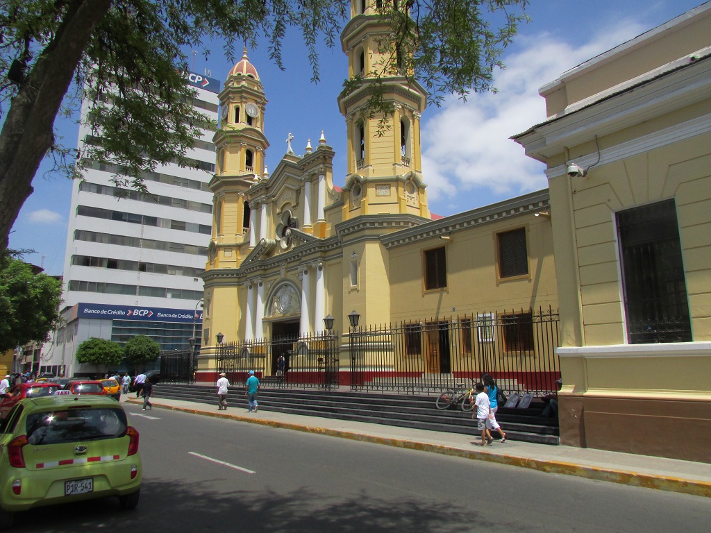 Iglesia Catedral de la ciudad de Piura y Plaza de Armas