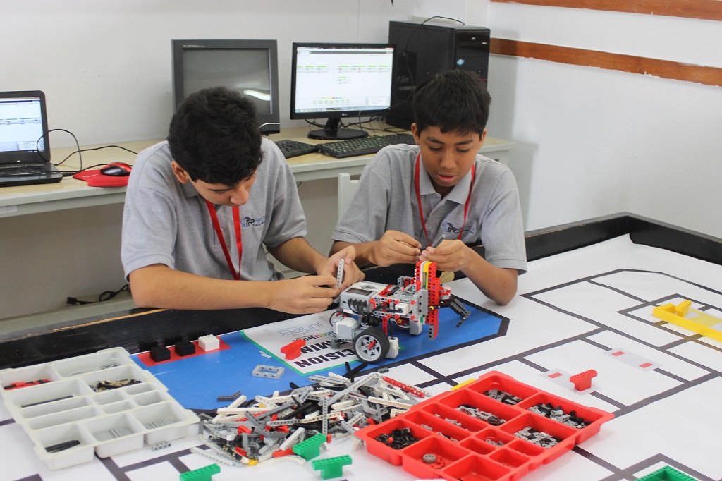 Alumnos de robótica de Piura