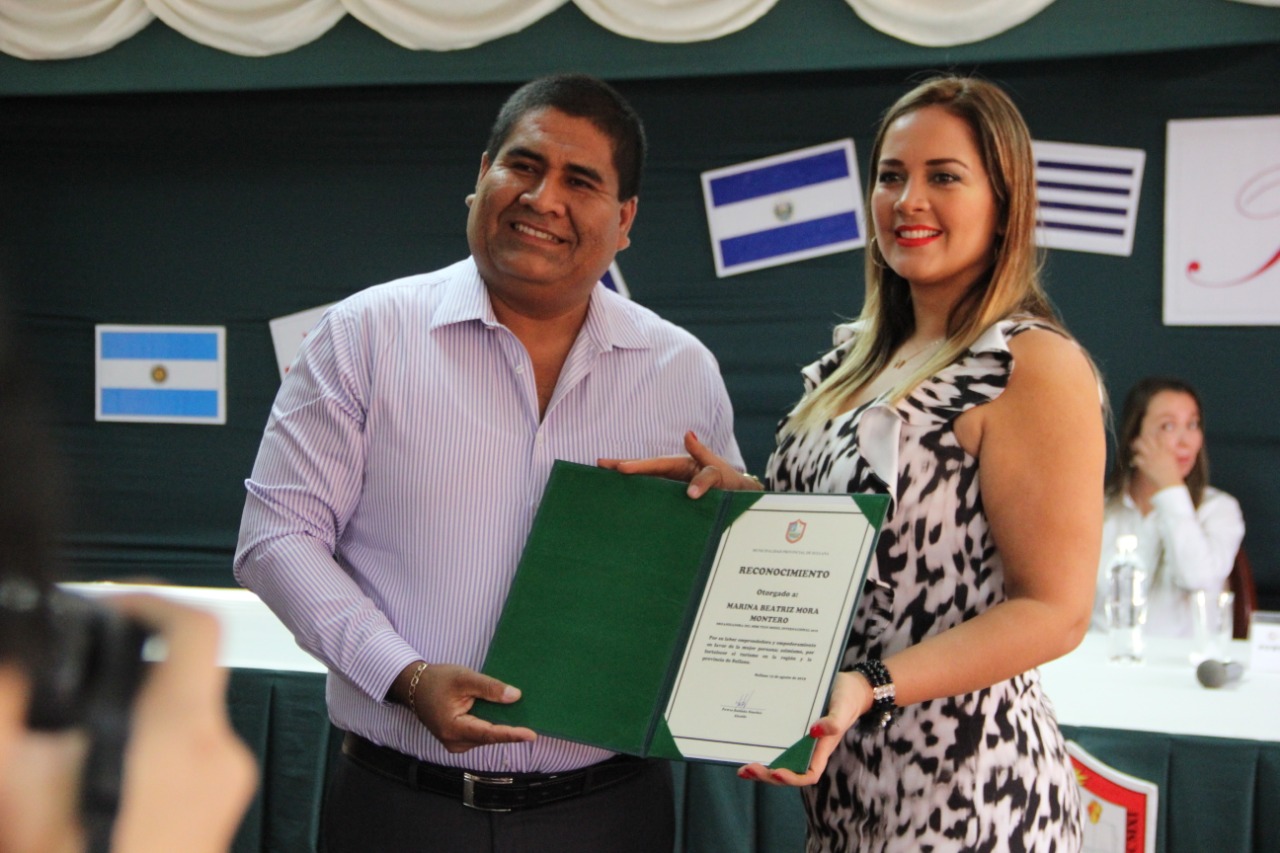 Alcalde entrega reconocimiento a Marina Mora
