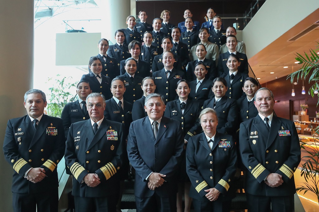 Ministro de Defensa destaca presencia de la mujer en las Fuerzas Armadas del Perú