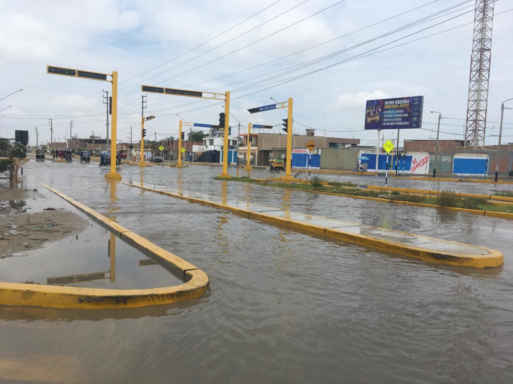 Avenidas Chulucanas y Jose Aguilar con charcos