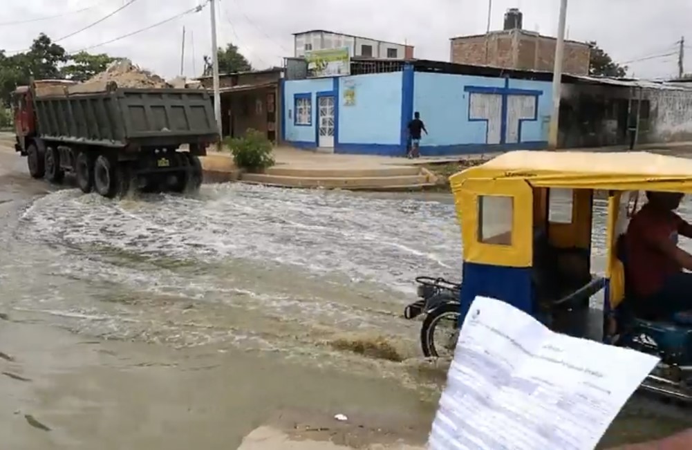 Calles se llena de aguas servidas en A.H. Sánchez Cerro de Sullanna