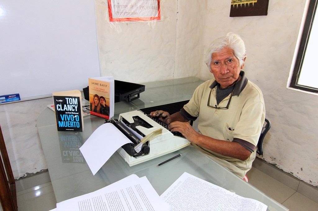 Don Reynaldo, de 79 años de edad inicia su labor de escribir un libro