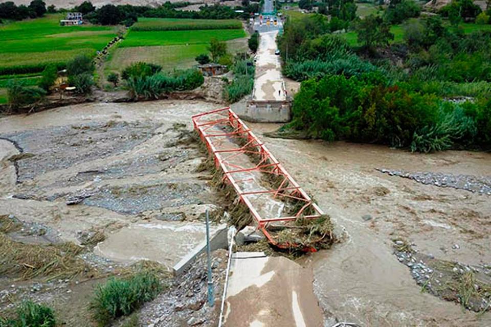 Puente destruido por desastre en Moquegua