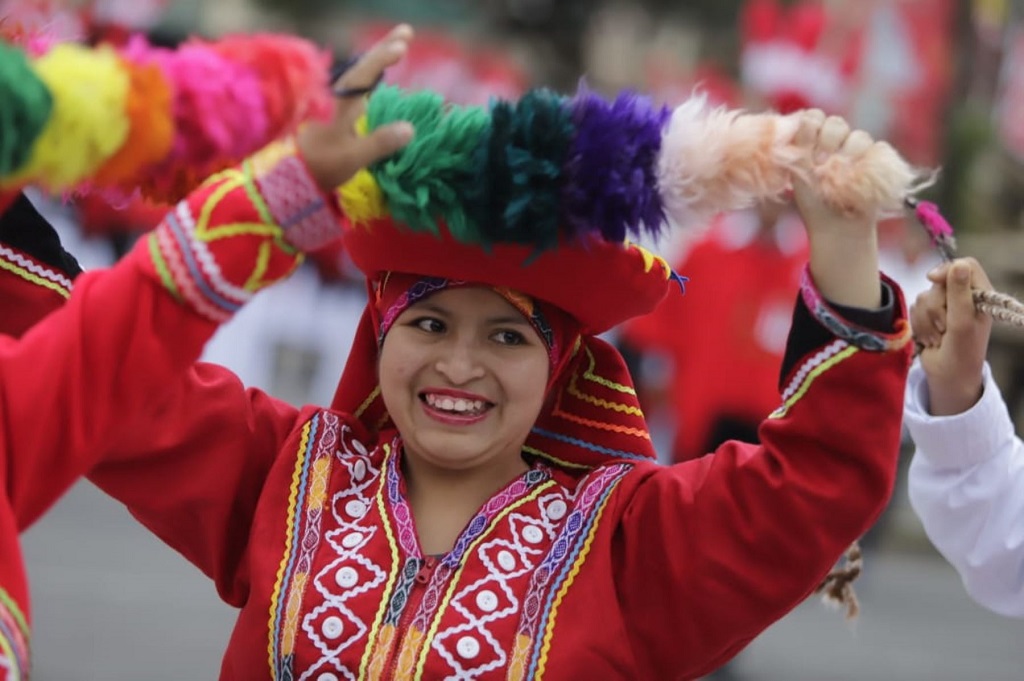Pasacalle hace demostración de diversidad cultural en Desfile