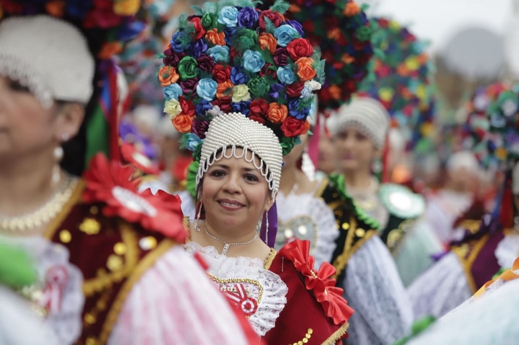 Pasacalle hace demostración de diversidad cultural en Desfile