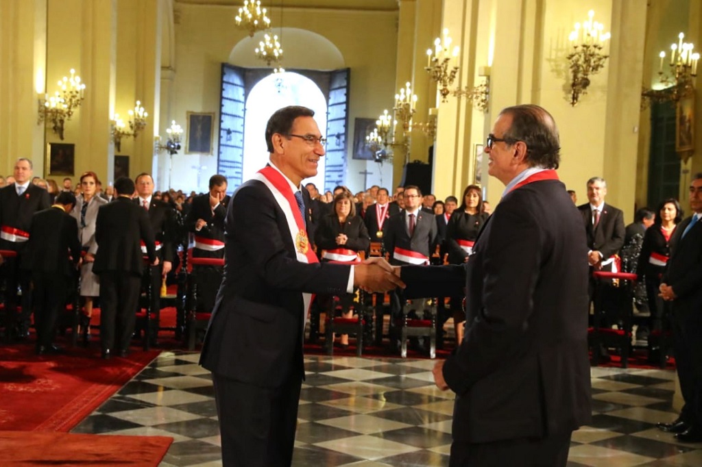 Mandatario Vizcarra y presidente del Congreso Pedro Olaechea en Catedral de Lima