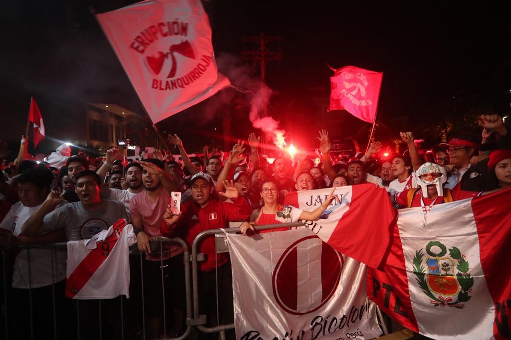 Hinchada Peru en Brasil