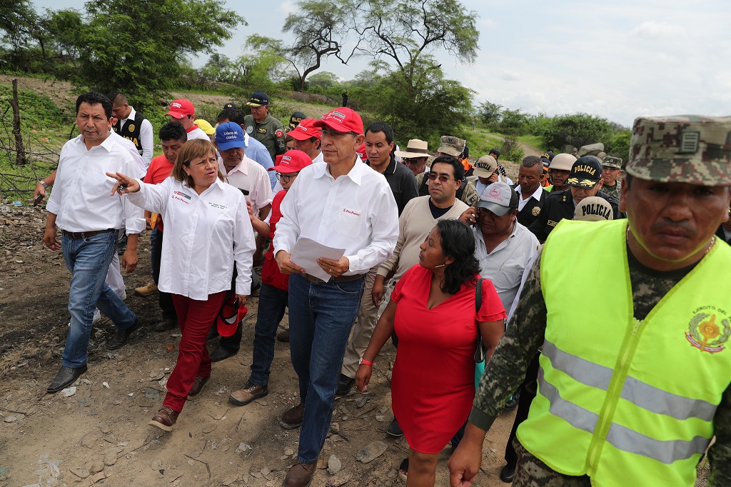 Martin Vizcarra y Zulema Tomás verificando desastres en Piura