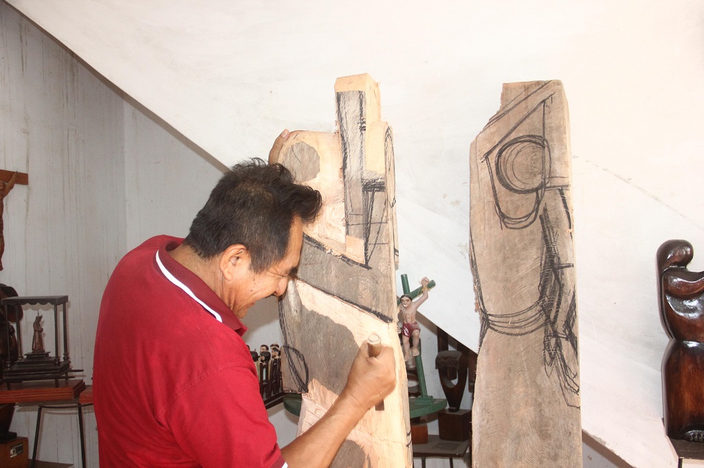 Oscar Aquino Ipanaque, escultor natural de Catacaos, provincia de Piura