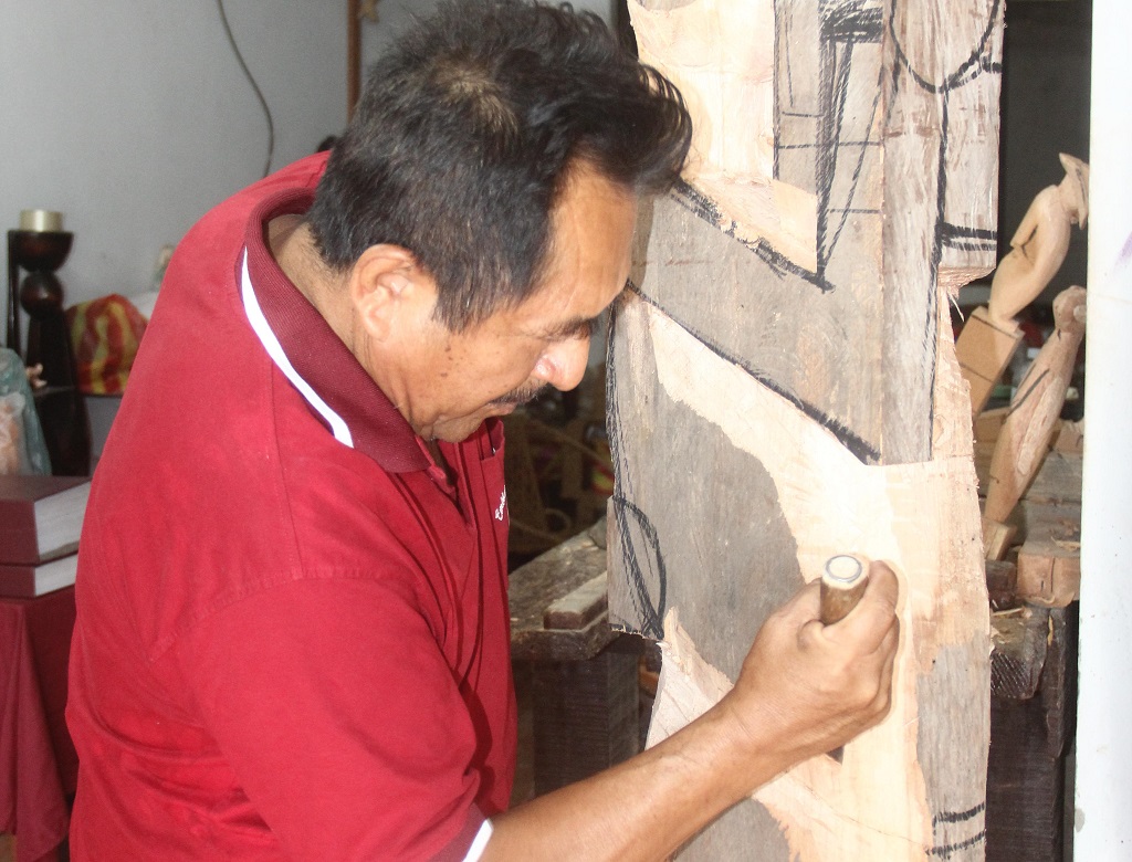 Oscar Aquino Ipanaque, escultor natural de Catacaos, provincia de Piura