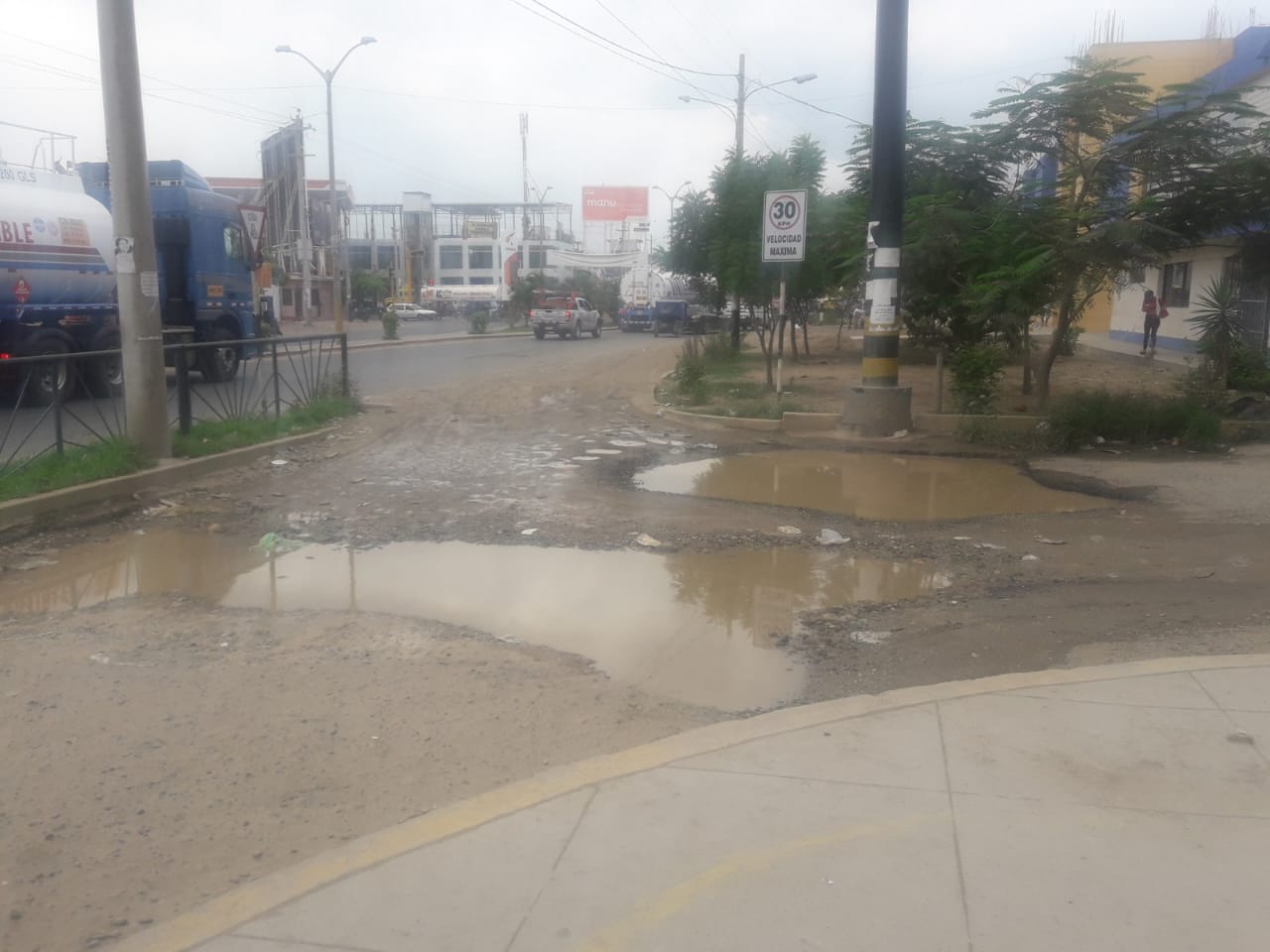 Huecos y carpeta asfáltica destruida en exteriores de Centro Comercial Tottus