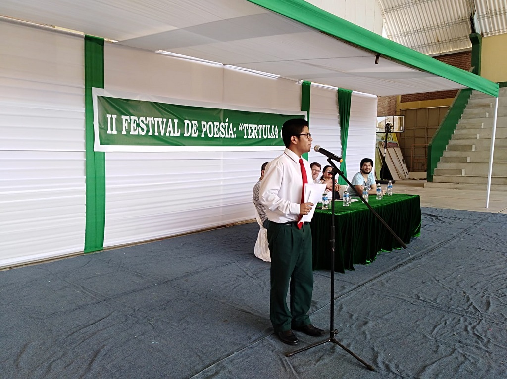 Estudiante Ronald Cordova presente en tertulia de poesía