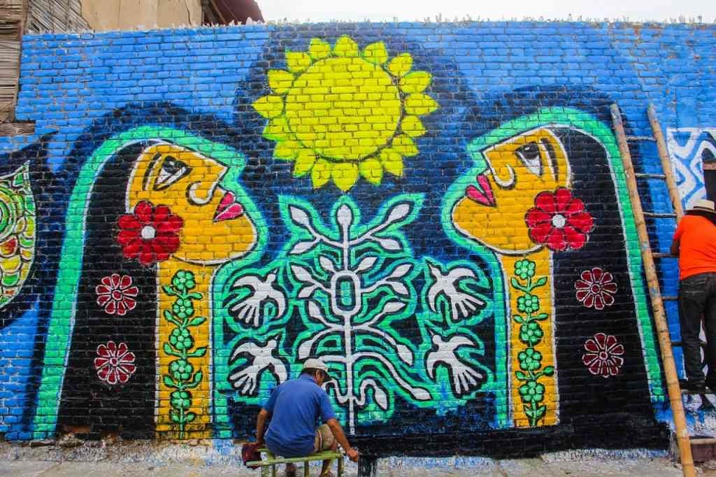 Artista Lellis Rebolledo sigue dando forma a mural en honor a diosa Puyuntalá