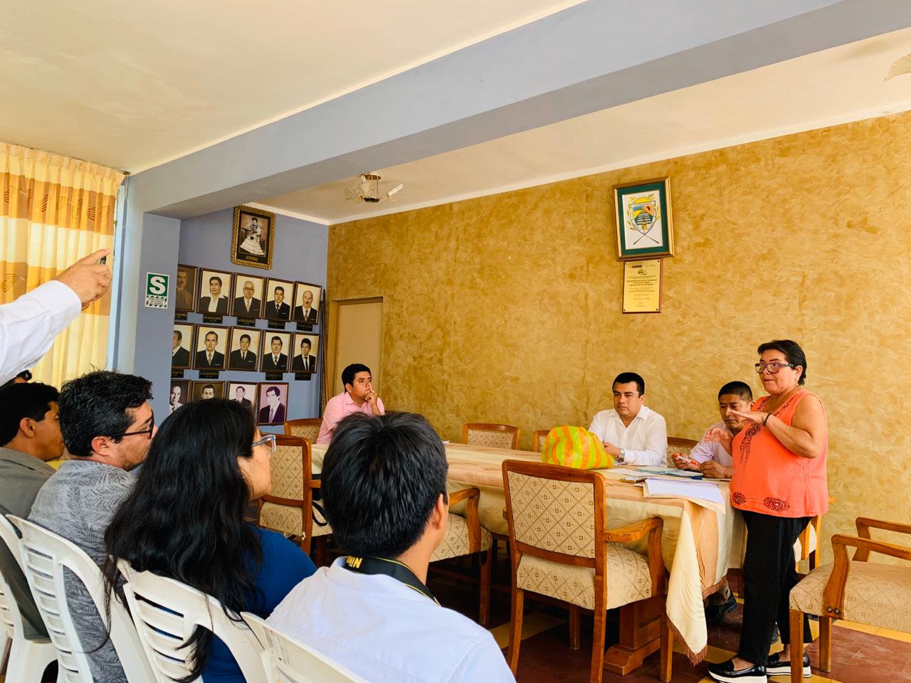 CPC Gladys Mundaca exponiendo experiencia sobre agua