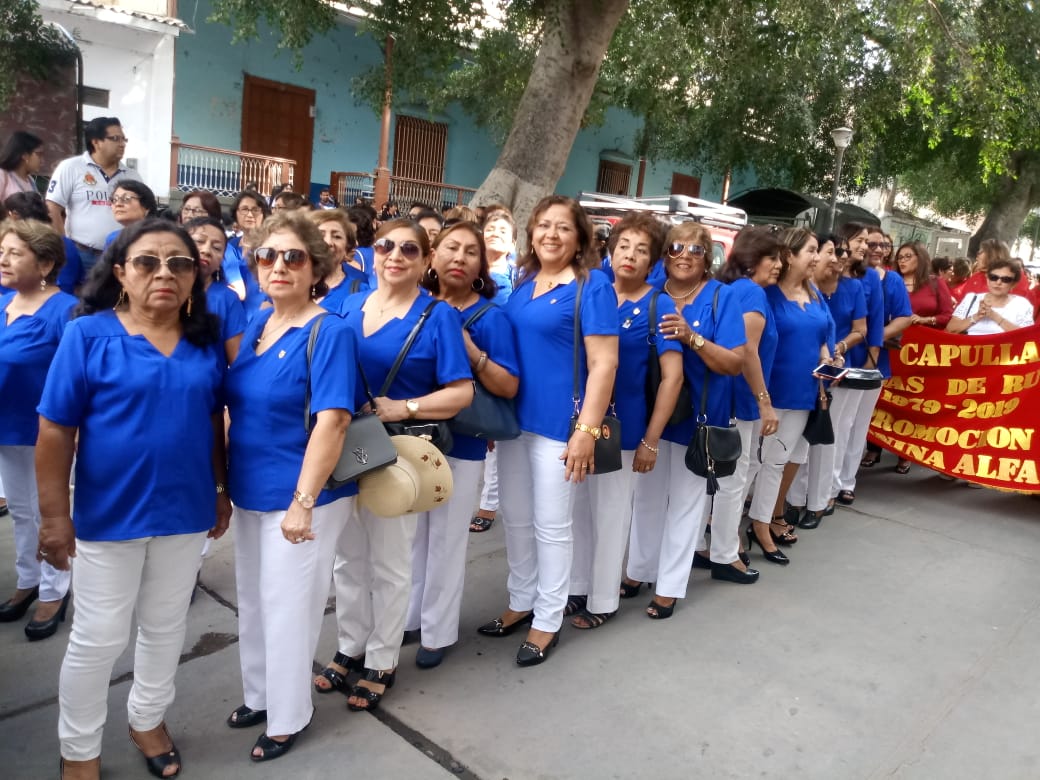 Promoción Bodas de Zafiro, participando en desfile