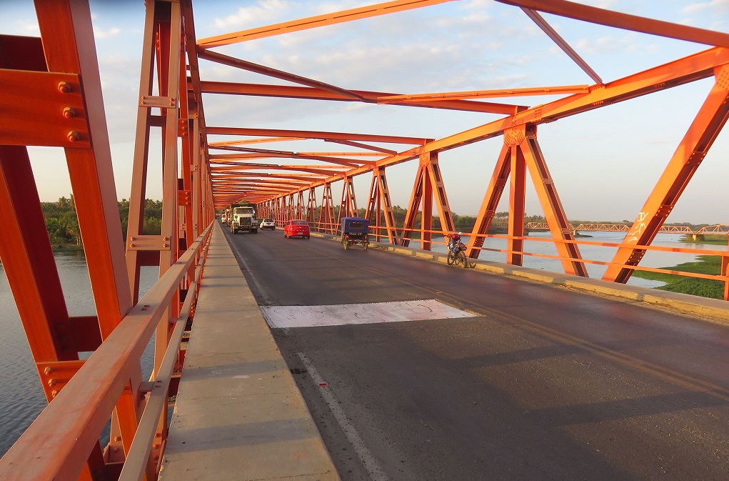 Enorme forado en Puente de Sullana pone en riesgo integridad de transportistas 