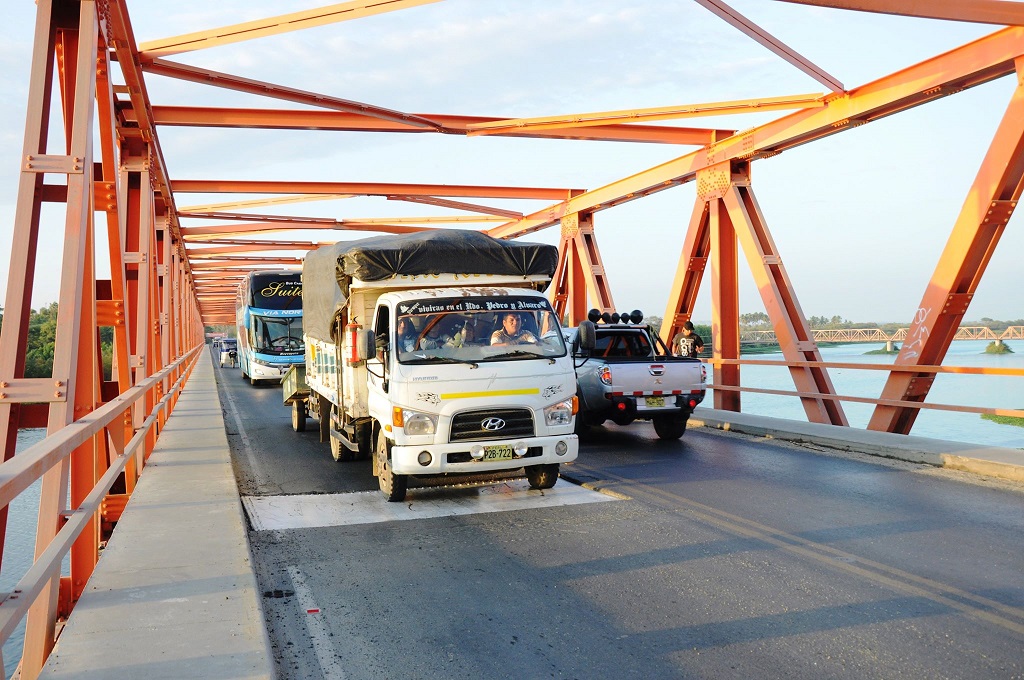 Enorme forado en Puente de Sullana pone en riesgo integridad de transportistas 