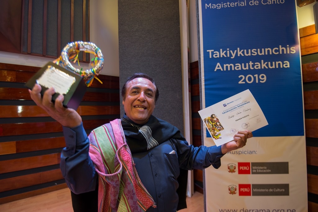 Docente Adolfo Chira Jiménez fue ganador de Concurso Nacional de Canto