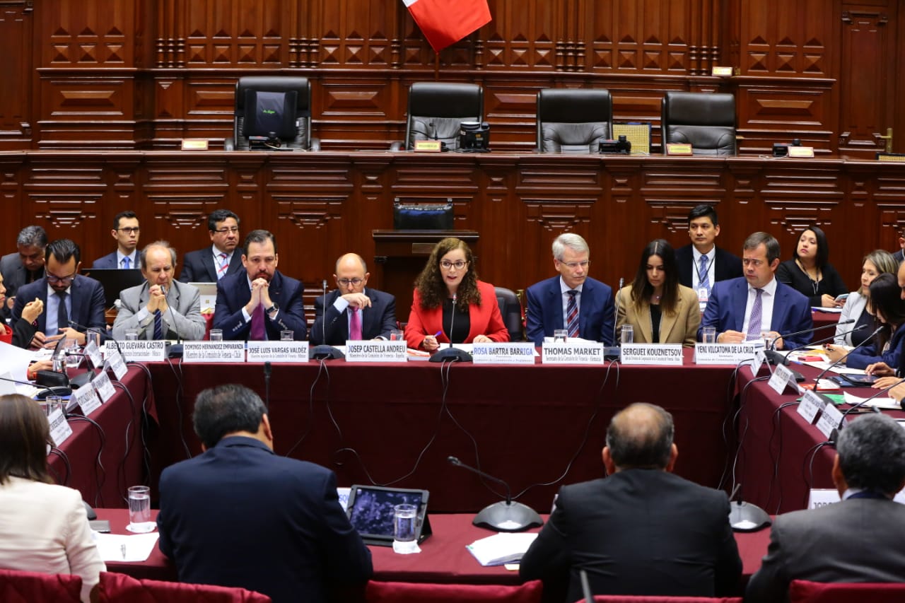 Parlamentarios hicieron el ridículo en reunión con Comisión de Venecia