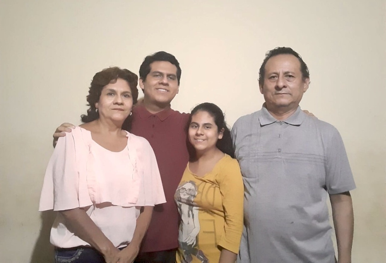 Familia de joven universitario Johan Sotelo López