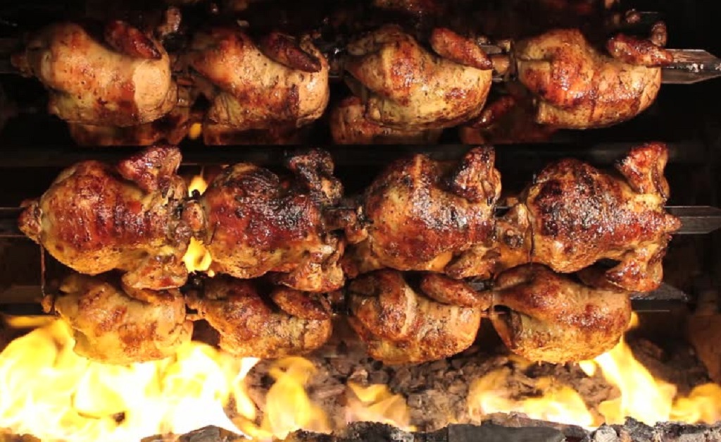 Destacan que peruanos consumen pollo a la brasa en promedio dos veces al mes