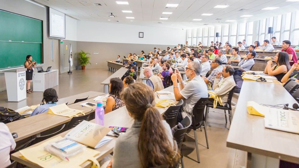Certamen sobre algarrobos realizado en Piura