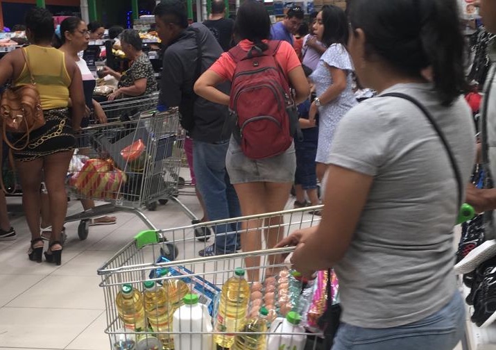 Largas colas en centro comercial de Tottus