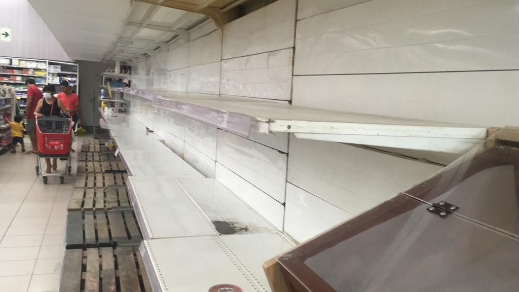 Compradores dejaron estantes totalmente vacíos en Real Plaza