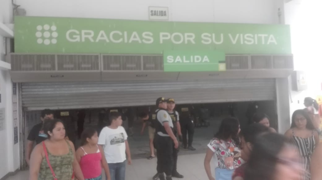 El caso de la tienda Tottus de Sullana, prefirieron atender con puertas semiabiertas