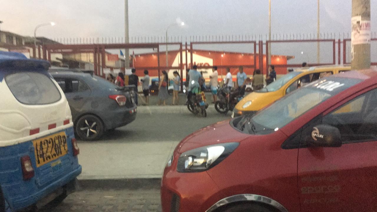 Colas de compradores en el exterior de tienda Makro Piura