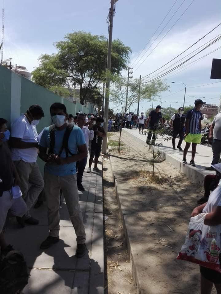 Policía piurana expone indebidamente a grupo de personas