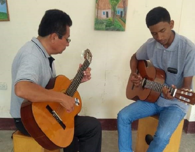 Joven becario combina sus estudios con la práctica de la música