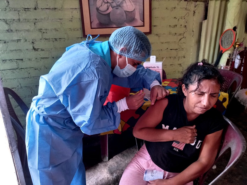 Becario Jesúss Damian realizando vacunación en su región Tumbes