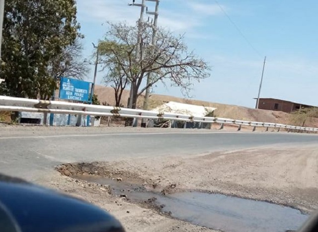 Eje vial Perú-Ecuador se deteriora por fuga de agua