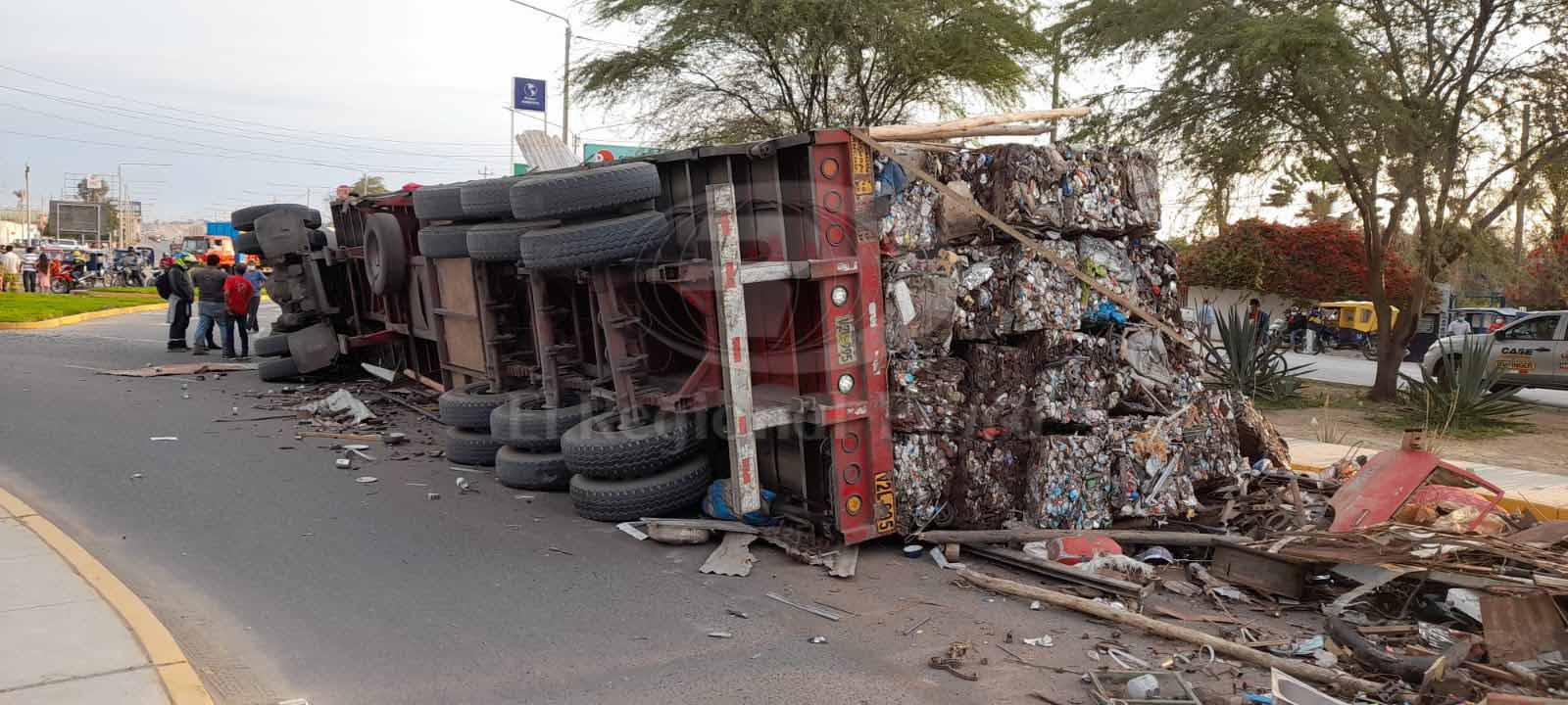 camion vuelca curva frente promart