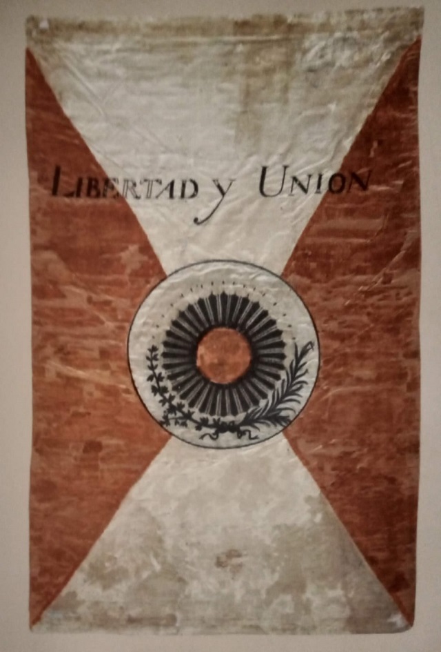 Bandera con la que se proclamó y juró la independencia en Piura.