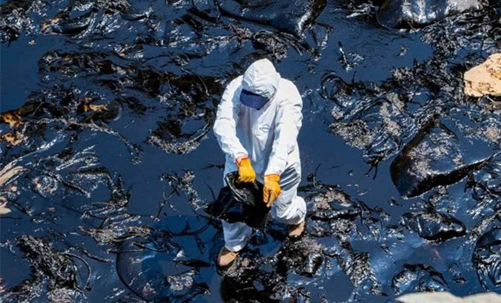 Lima: derrame de petróleo afecta a 17 playas desde Ventanilla hasta Chancay
