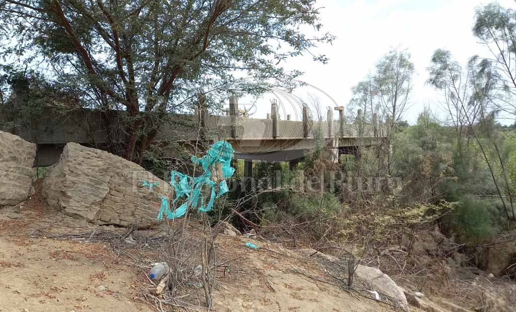 Vestigios de puente sobre el río Chira que fue destruido por corriente
