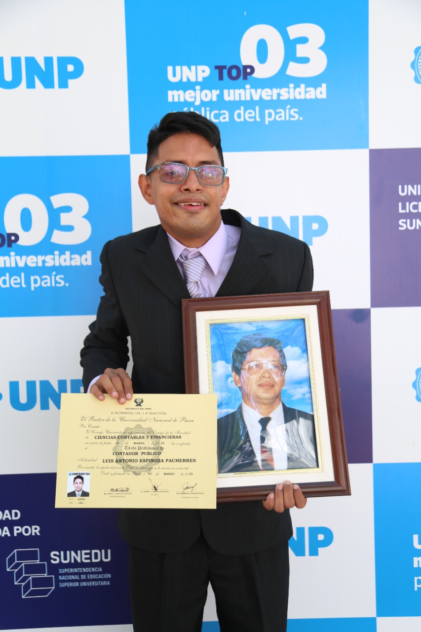 Luis Antonio Espinoza mostrando orgullos su título profesional e imagen de su padre
