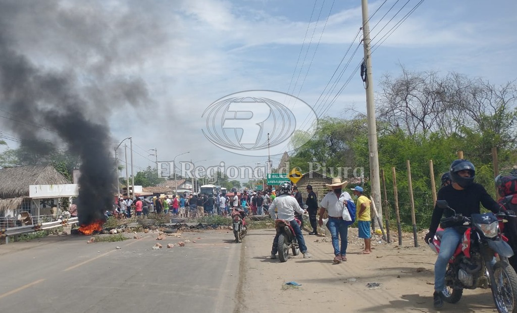 Transportistas bloquean Panamericana Norte en  Mallaritos