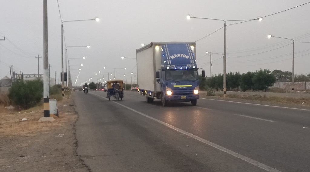 Temerarios mototaxistas se desplazan por Panamericana Norte