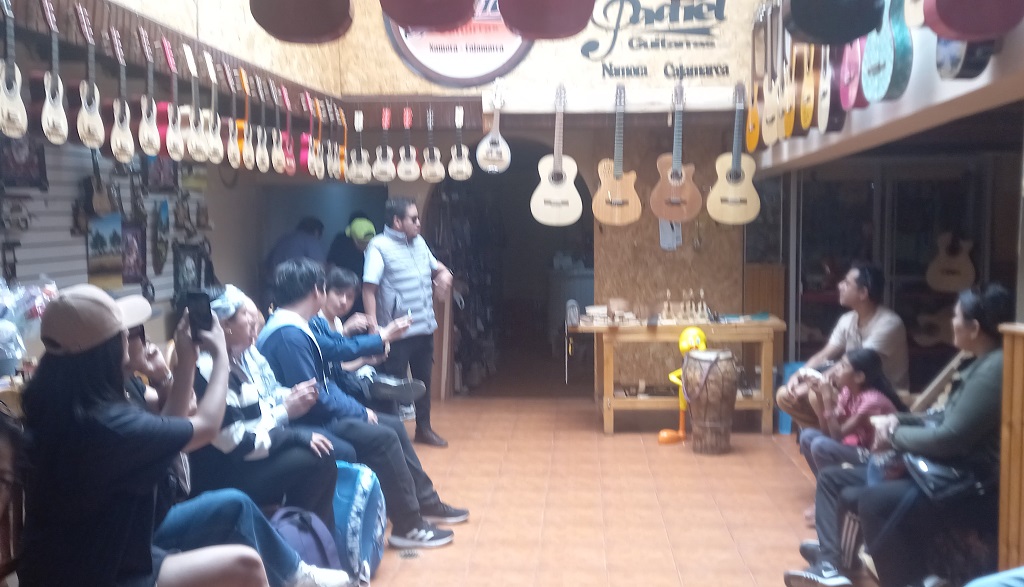 Taller de elaboración de guitarras en distrito de Namora | Fotografía El Regional de Piura