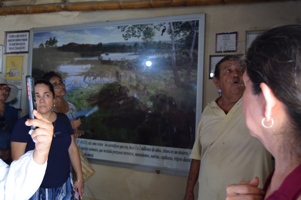 Jaime Sarango Aranda, en su afición de museólogo explicando sobre bienes culturales